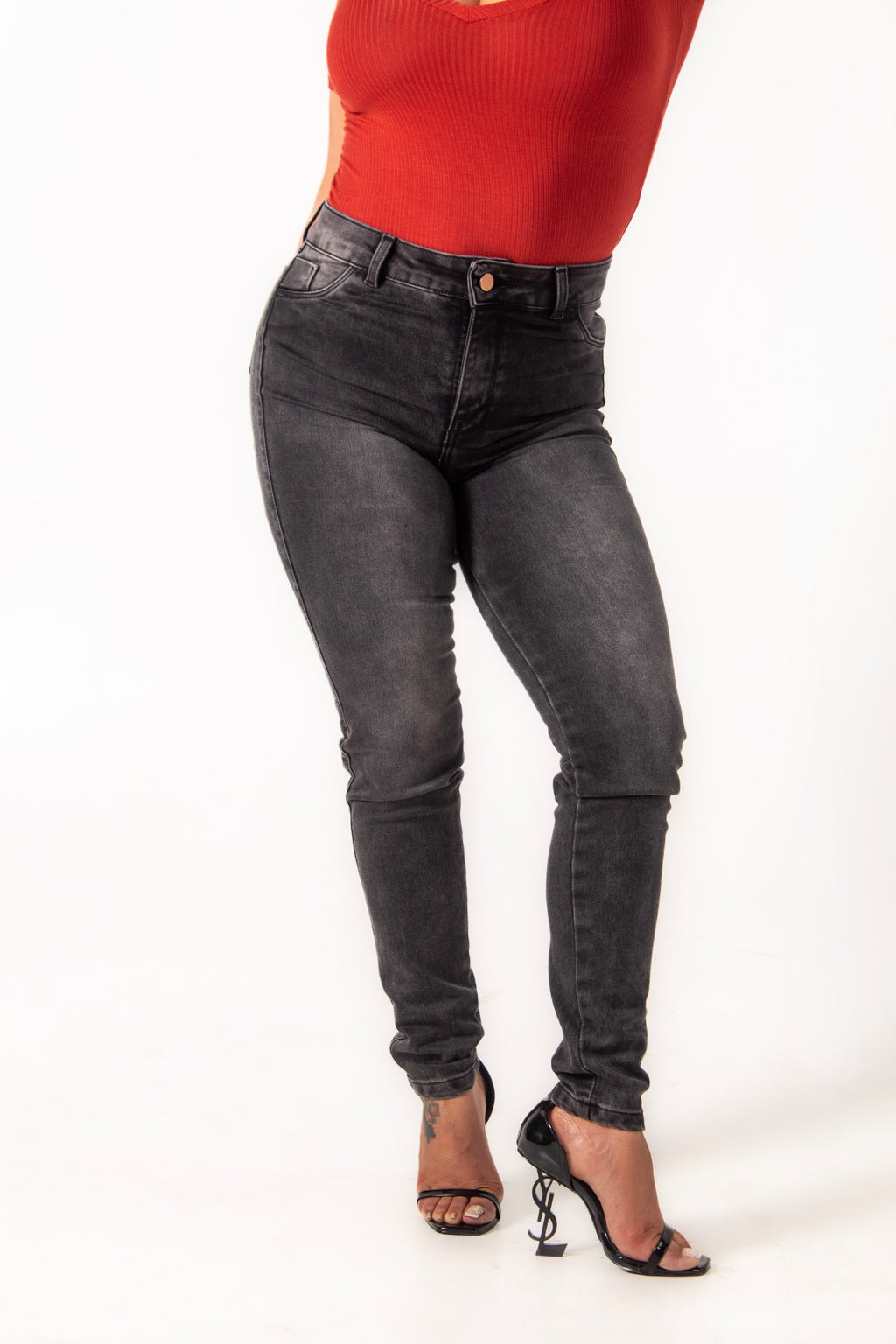 JEAN SKINNY PUSH UP DE TIRO ALTO