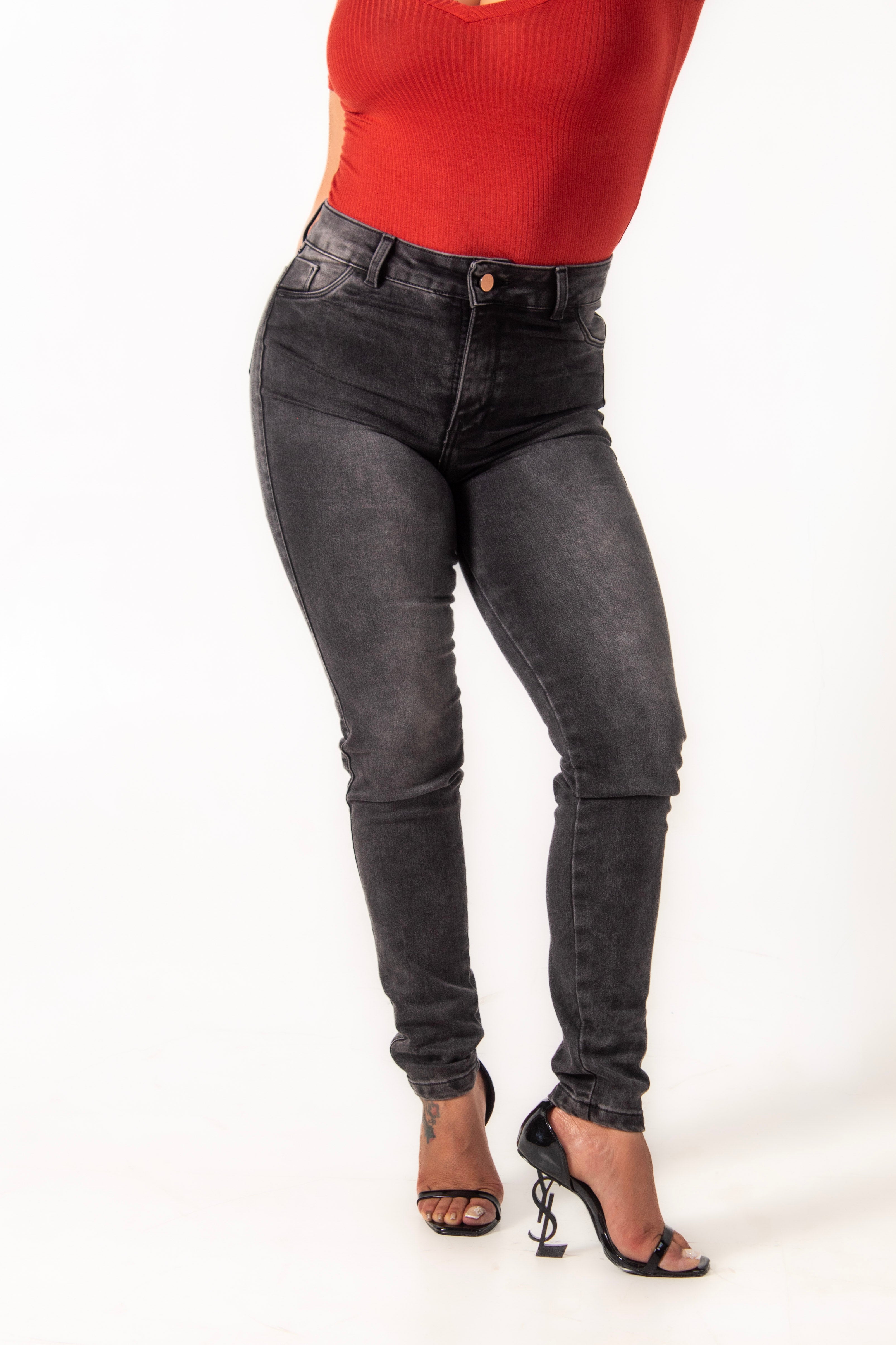 JEAN SKINNY PUSH UP DE TIRO ALTO
